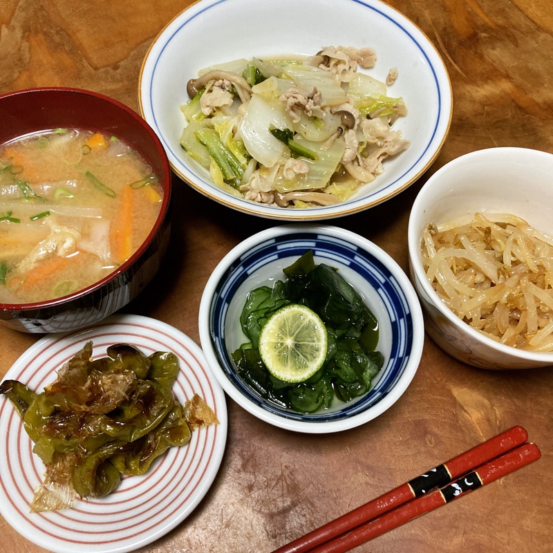 10/16の献立（白菜と豚の炒め物、もやしナムル、きゅうりとワカメの酢の物、焼き甘長おかか和え、人参と大根の味噌汁）