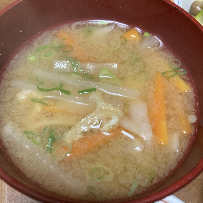 大根と人参の味噌汁