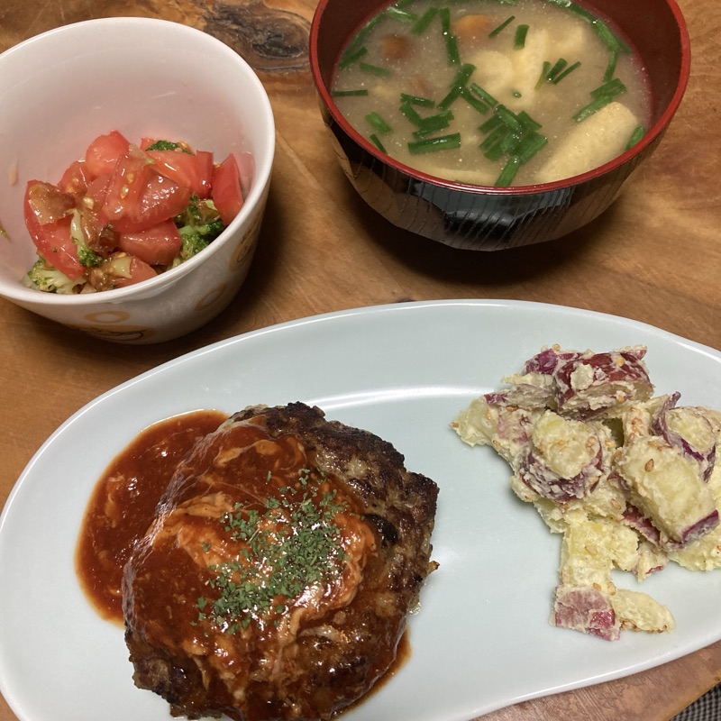 10月17日の献立。トマトソースのハンバーグ、ブロッコリーのおひたし、さつまいもサラダ、なめこの味噌汁。