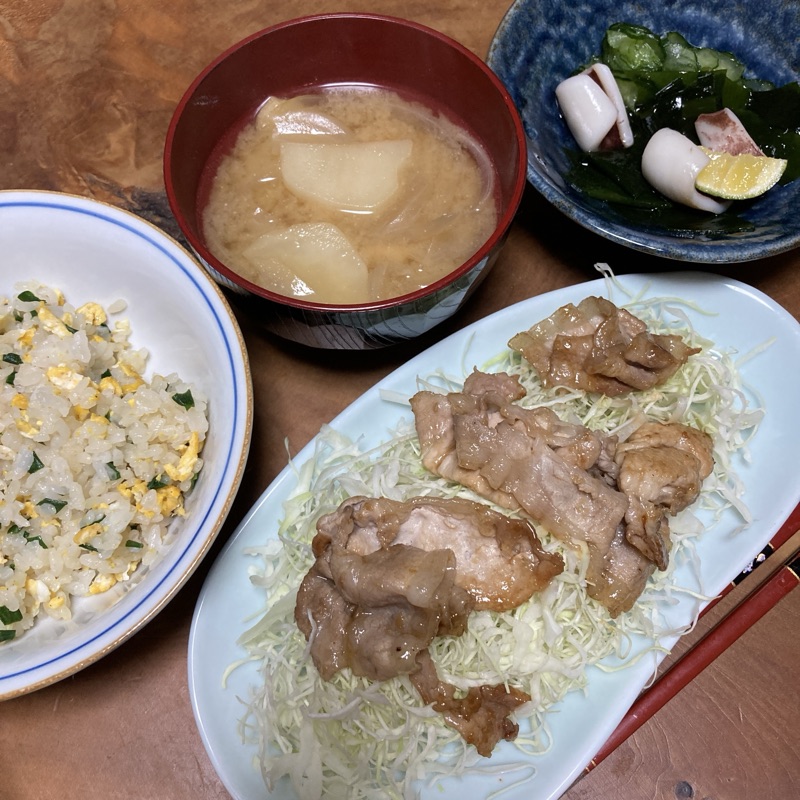 10/18の献立（豚の生姜焼き、千切りキャベツ、いかときゅうりとワカメの酢の物、ジャガイモと玉ねぎの味噌汁、葱と卵の焼き飯）