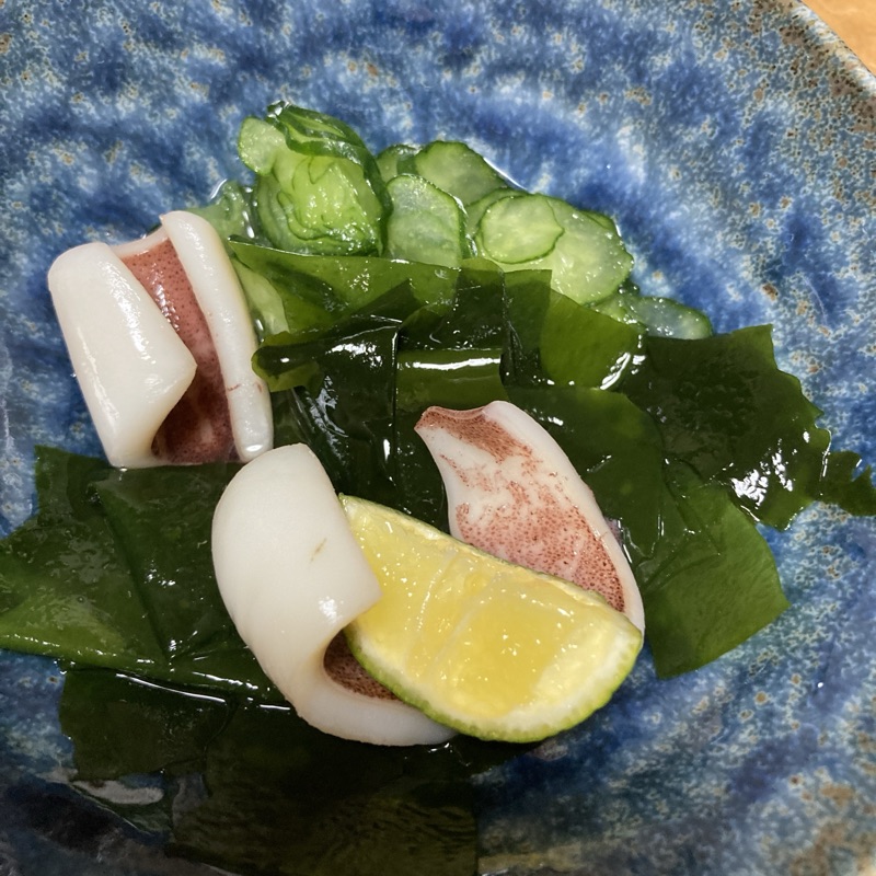 いかとワカメ、きゅうりの酢の物（スダチ添え）