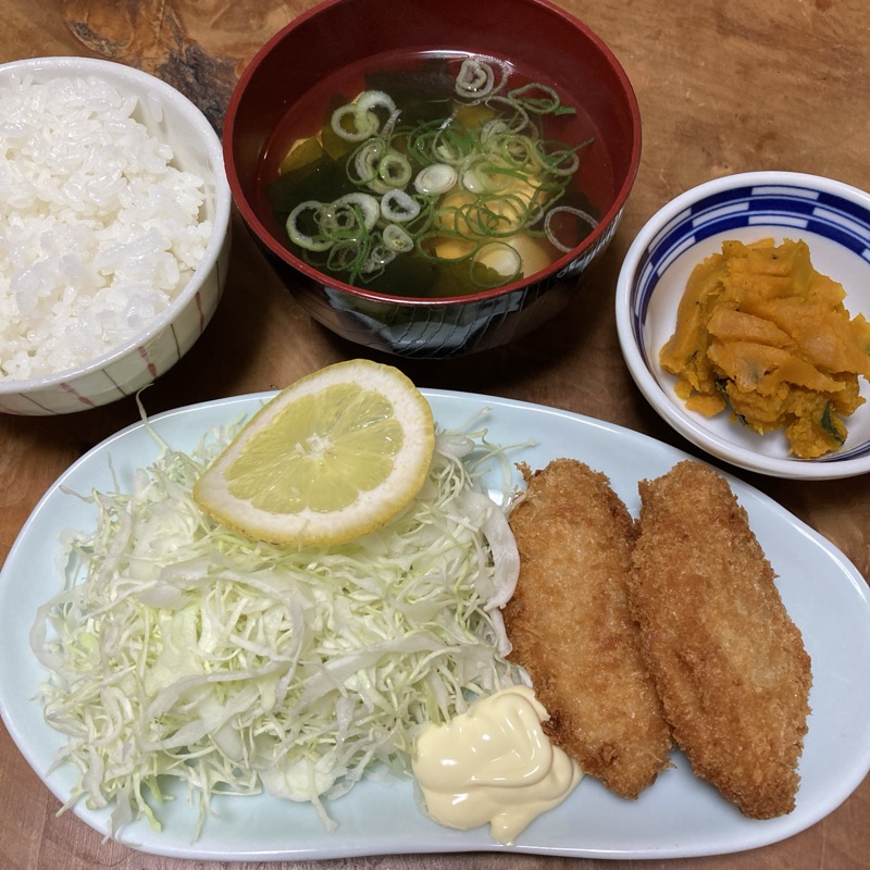 10/19の献立（白身フライ、千切りキャベツ、かぼちゃ、豆腐とわかめのスープ、白米）