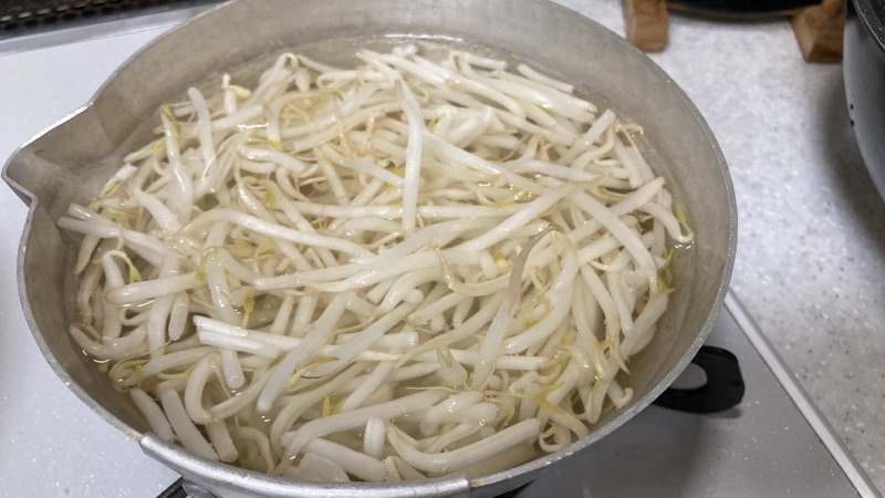 鍋でもやしをボイル