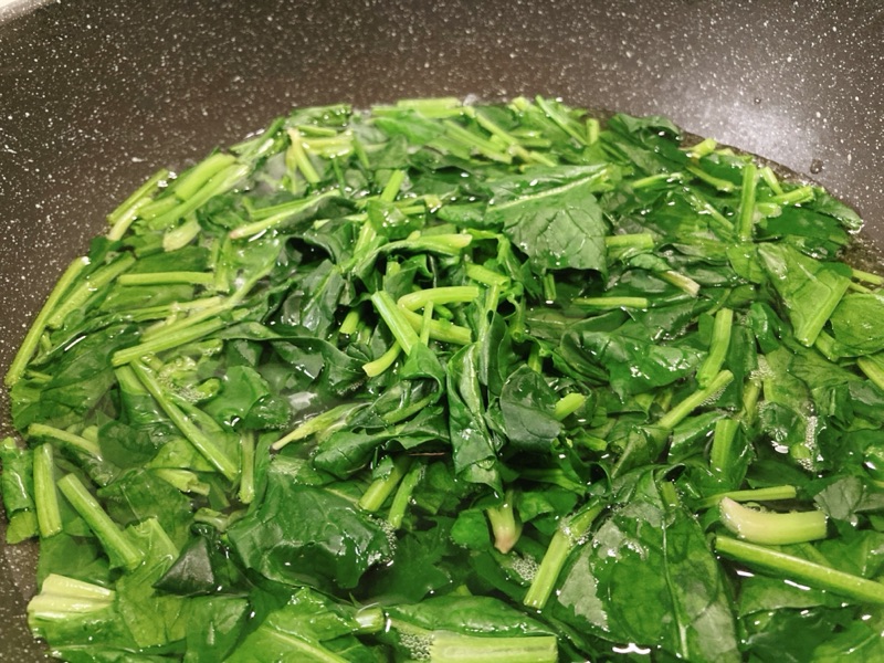 ほうれん草調理中の写真
