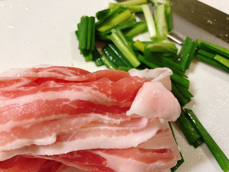 豚肉とにら 調理中の写真