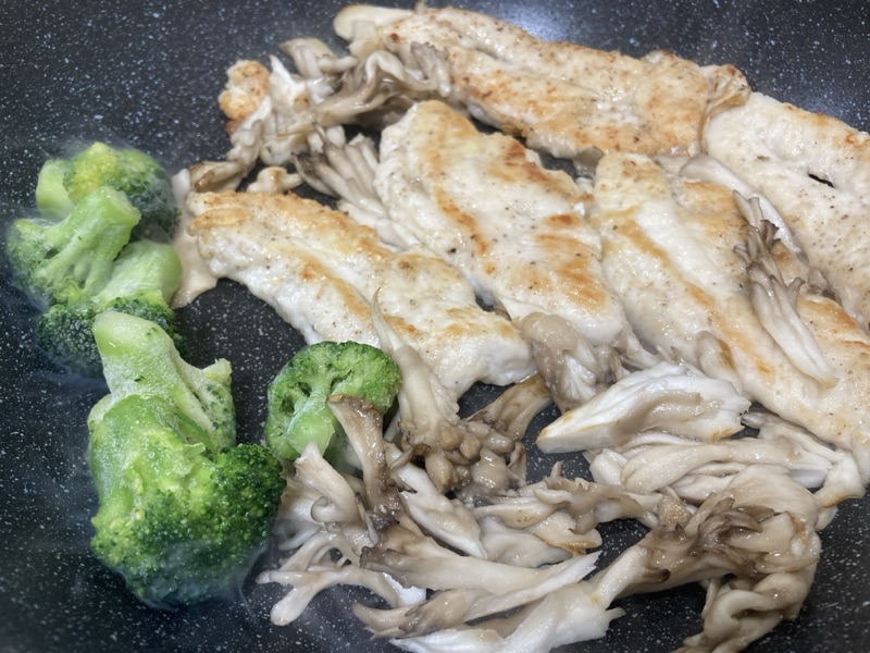 ささみのバターポン酢焼き調理中の写真