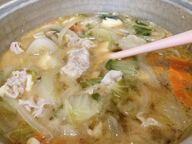 豚汁の調理中の写真